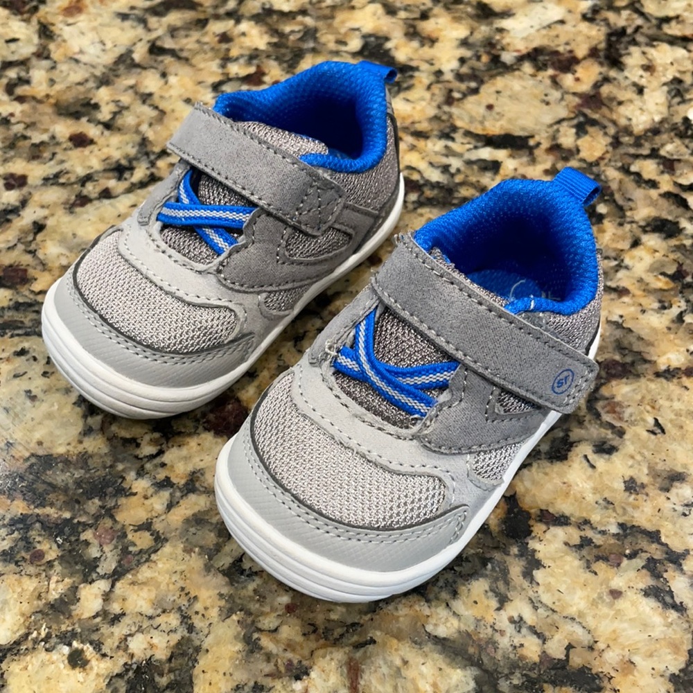 Like new!! Baby boy stride rite size 3 shoes